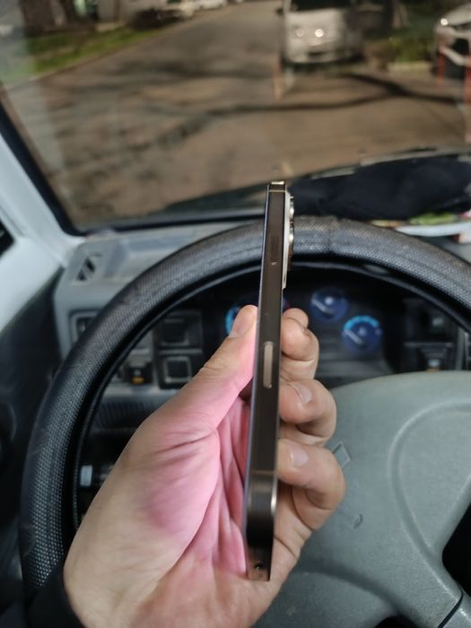 Iphone 16 pro max 256 gb ekranda nuqta bor . Karobka dokument .