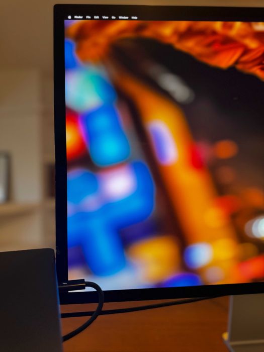 Apple Studio Display – 27” 5K, mică imperfecțiune estetică (neobservabilă, pe rama)