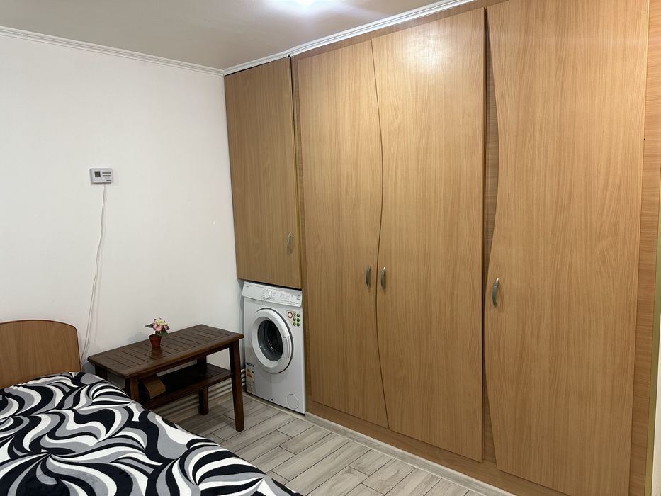 Închiriez garsonieră în Buzău Cartier Posta . Sunt 2 camere plus baie , bucatarie si centrala termica