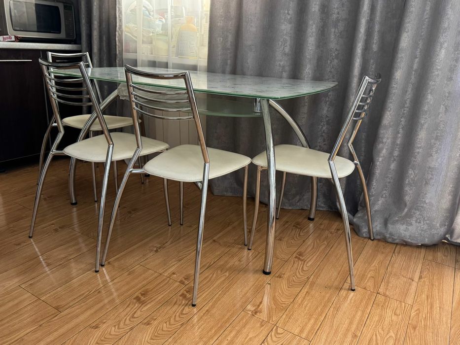 Продам стол обеденный