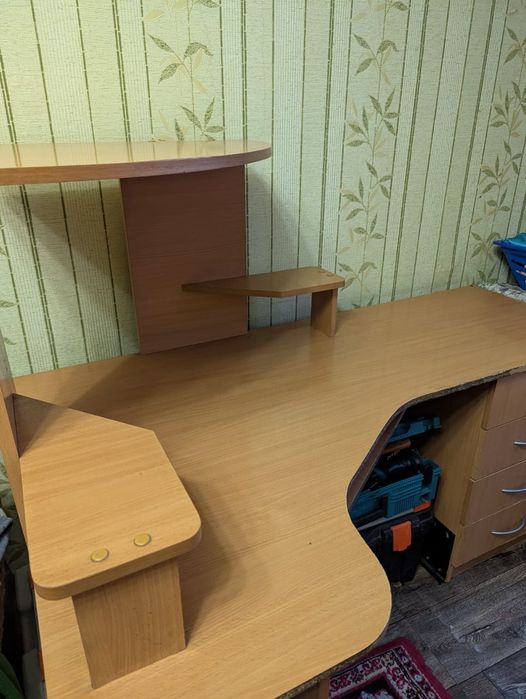 Продам стол угловой компьютерный