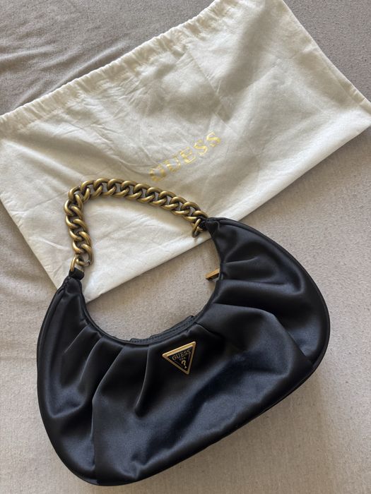 Стилна чанта на Guess