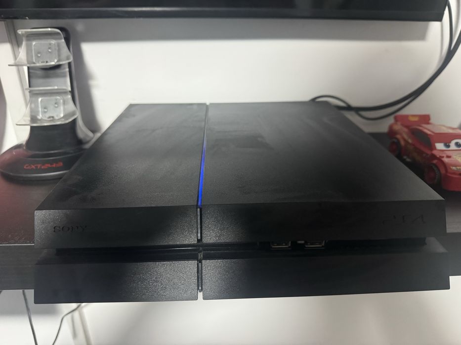 Vand PS4 in stare foarte buna