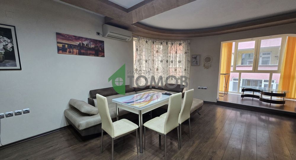 Прекрасно обзаведен тристаен апартамент в кв. Билла 1