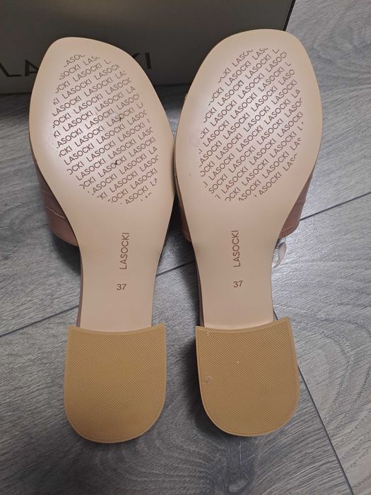 Papuci/ saboti dama nr. 37 piele nepurtati