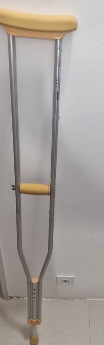 Vând cârja subaxila din aluminiu