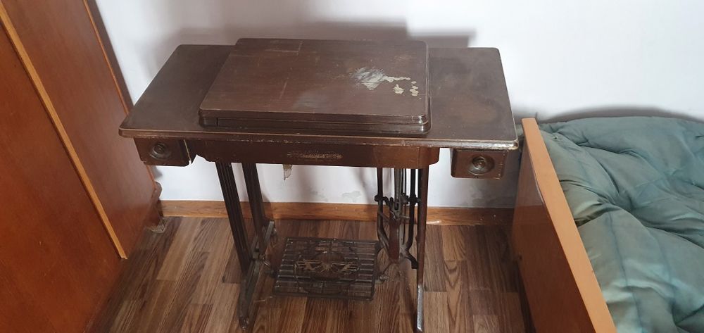 Продается ножная швейная машинка в комплекте с электрической педалью