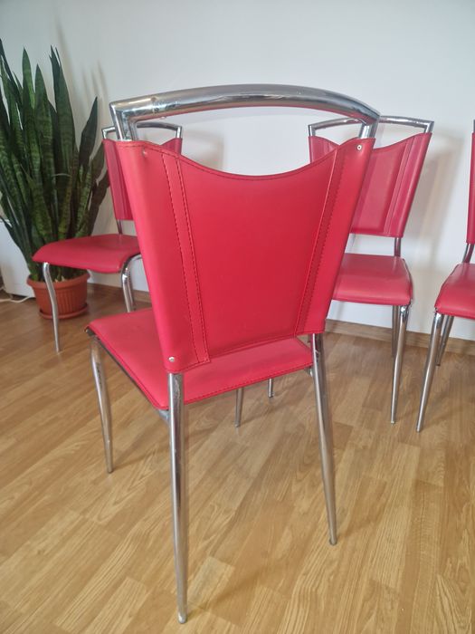 Scaune metal rosii
