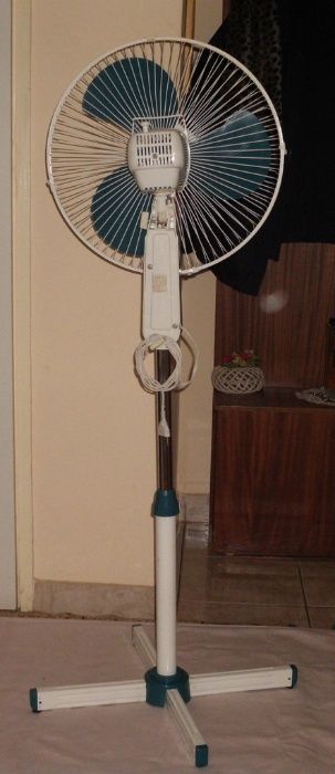 Vand ventilator de camera cu picior
