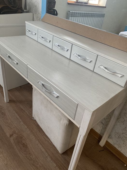 Зеркало с тумбочкой и пуфиком.