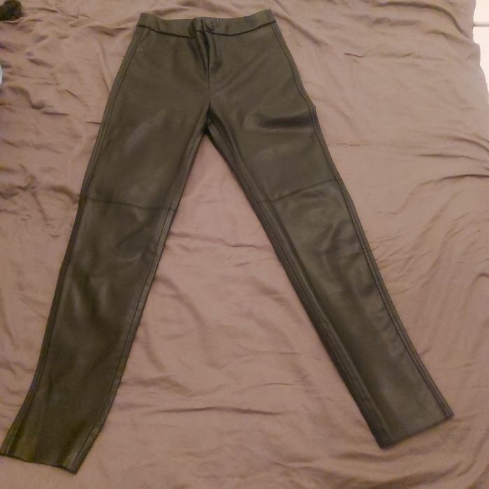 Vind pantaloni marimea M.