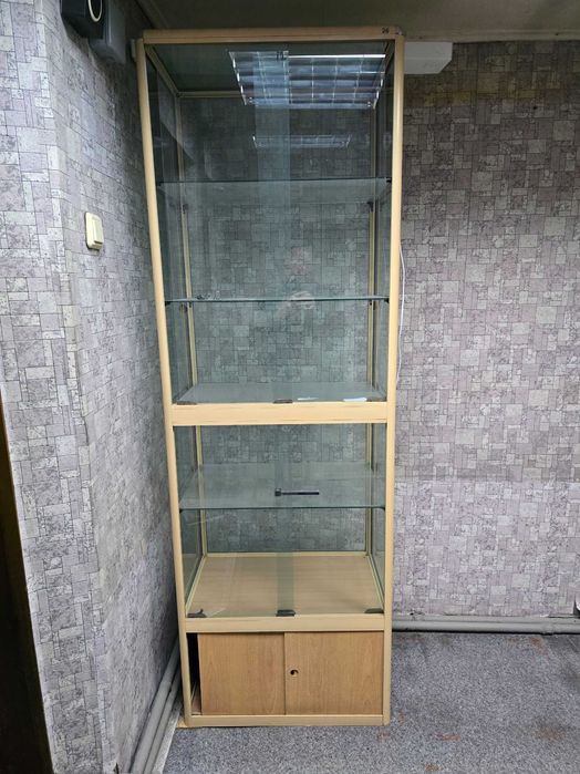 Шкаф с остеклением
