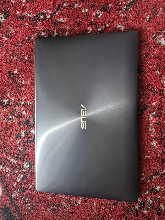Laptop  merge doar in priza