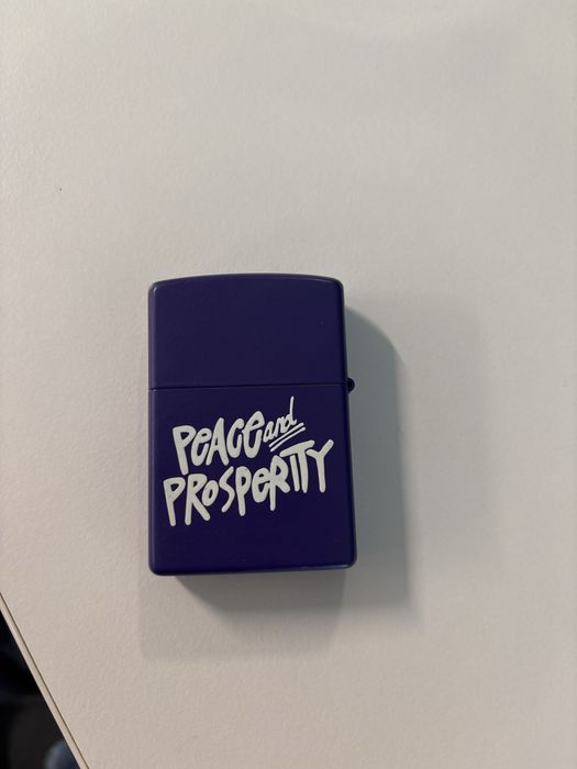 Brichetă Zippo Stüssy „Peace & Prosperity”