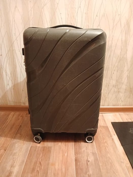 Чемодан  9000 тенге