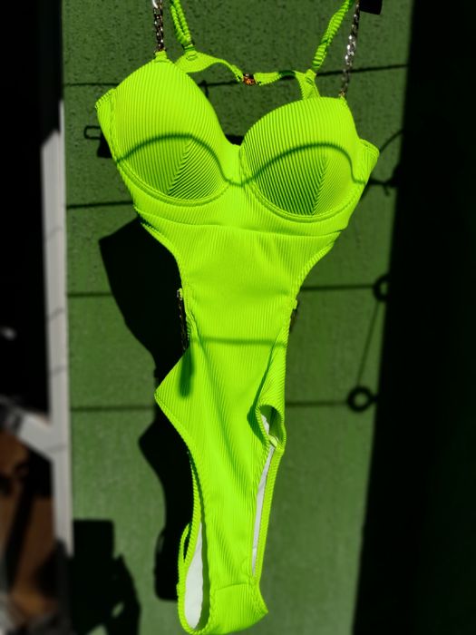 Цял бански в електриков жълт цвят