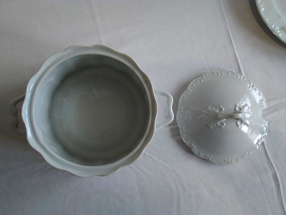 Продавам порцеланов супник и плато комплект