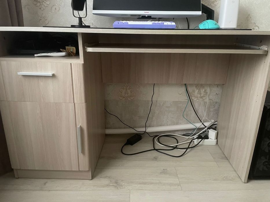 Продам школьный стол письменный