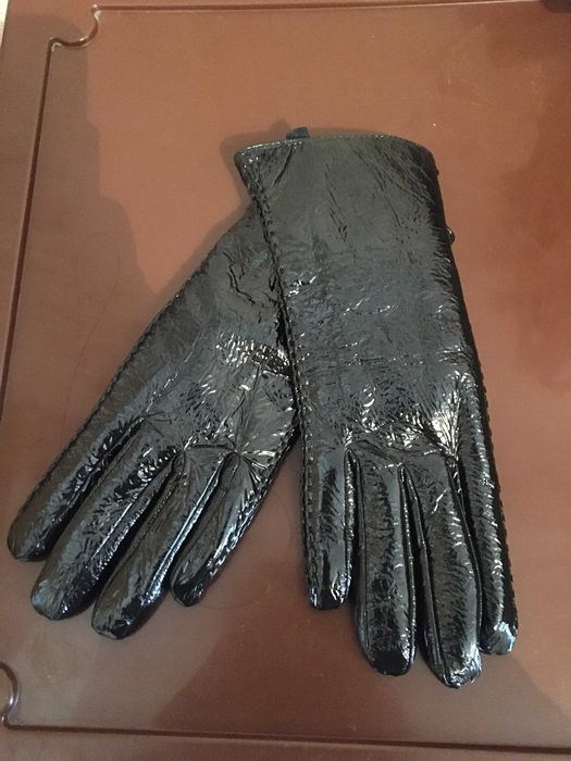 Перчатки женские лакированные