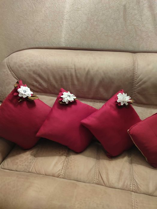 четыре диванные  подушки новые