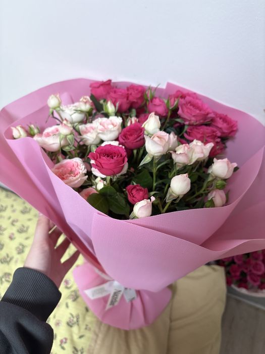 Букеты кустовых роз, свежие