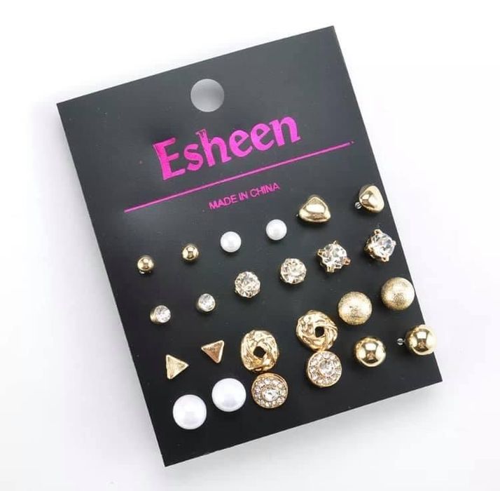 2.5 евро за цял комплект  от 12 и 9 чифта обеци в златисто и сребристо