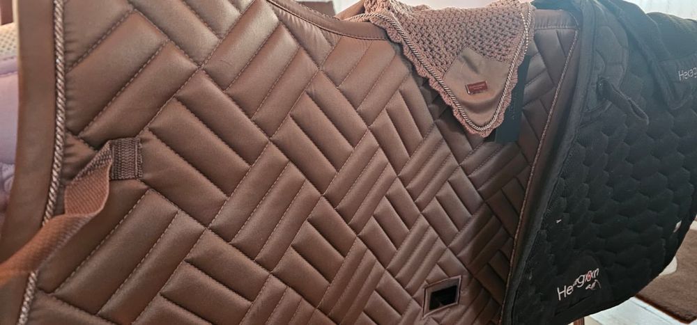 Schabrak + bonetă Equestrian Stockholm Full Jumping maro taupe – set