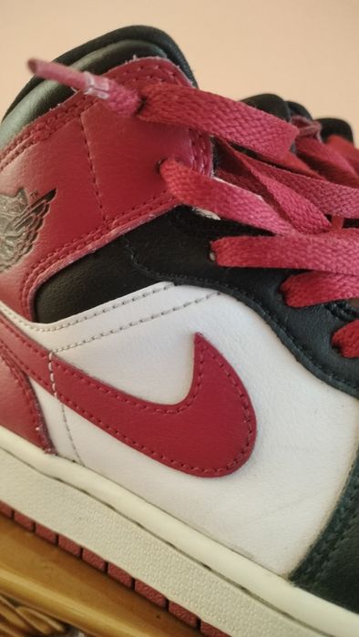 Jordan 1 mid roșu cu negru