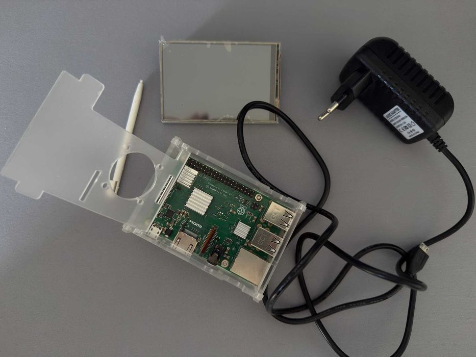 Raspberry Pi 3 B+ + Display Touch 3.5” + Carcasă Transparentă + Alimentare