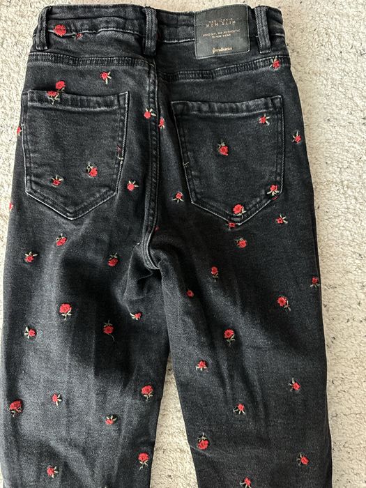 Blugi Slim Stradivarius — negri cu trandafiri brodați, 36/S