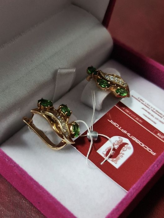 Золотые изумрудные серьги 585 пробы