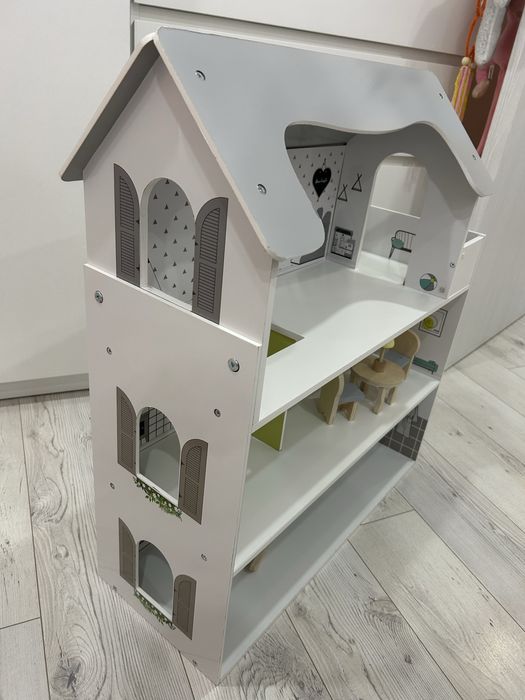 Дървена кукленска къща