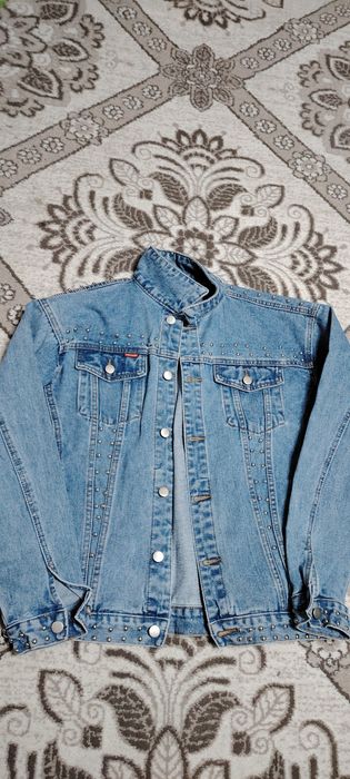 Продам куртку джинцовую с клепками
