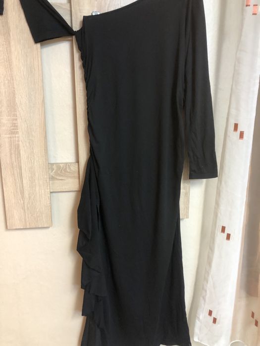 Черна дълга рокля с голо рано