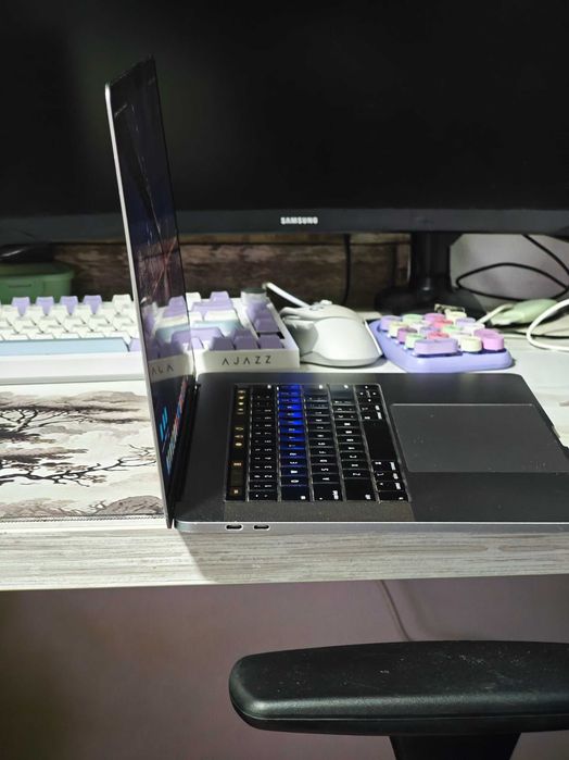 MacBook Pro 15 2018, 32ram, i7, 512gb, touchbar, Radeon Pro 555x, retina, laptop apple
