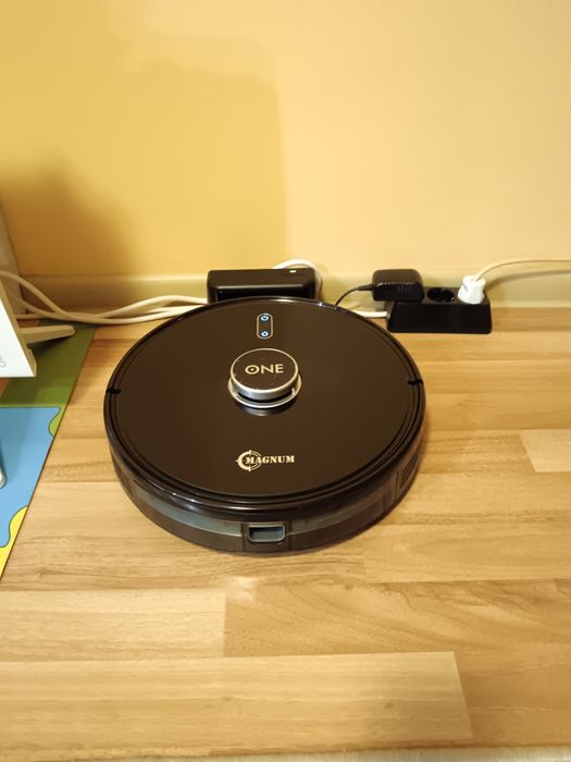 MAGNUM ONE Black - Прахосмукачка робот за сухо и мокро почистване с бг