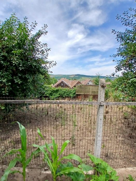 Casă de vânzare cu teren aferent