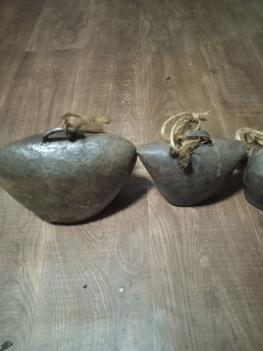 Vând clopotele de pus pe animale