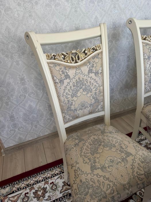 Стол орындықтарымен сатылады