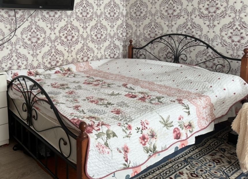 Кровать двухспальная с матрасом