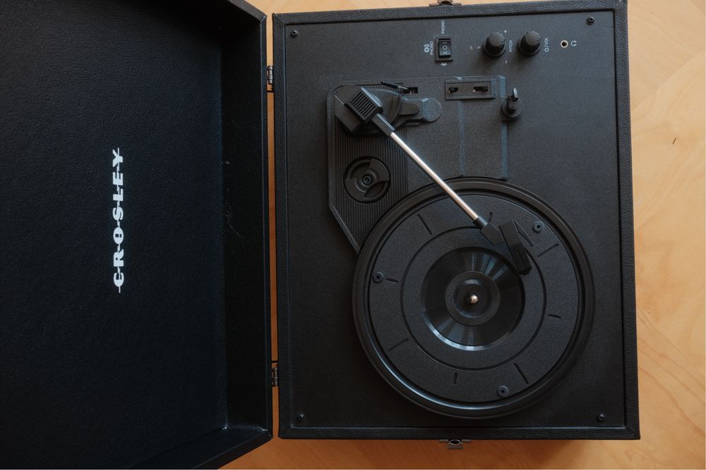 грамофон Crosley Voyager (CR8017B-BK4)