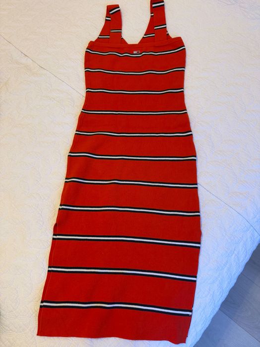Роклите са на марките Tommy Hilfiger и Twin Set.