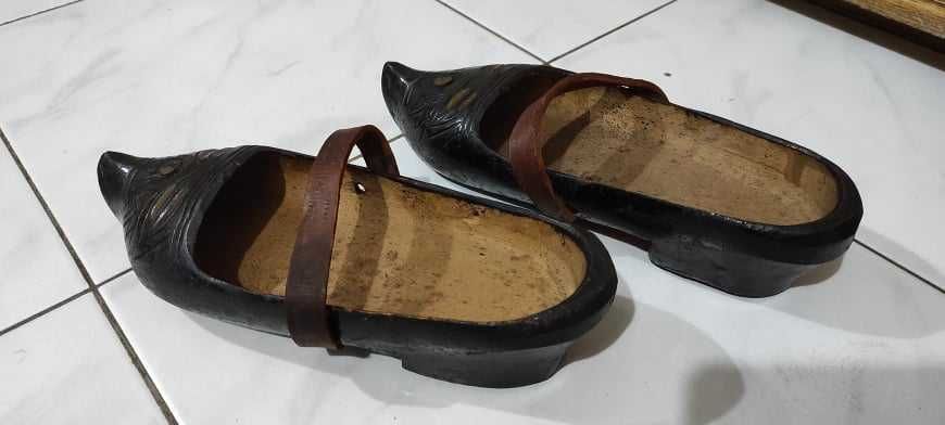 Стари дървени обувки