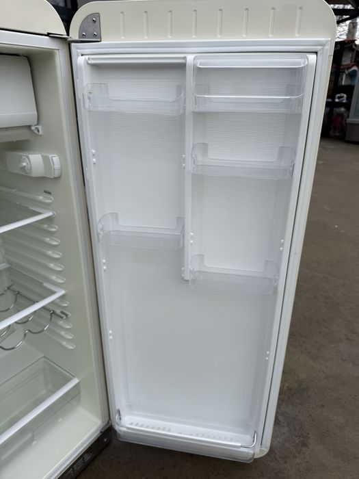 Бежов хладилник с камера SMEG