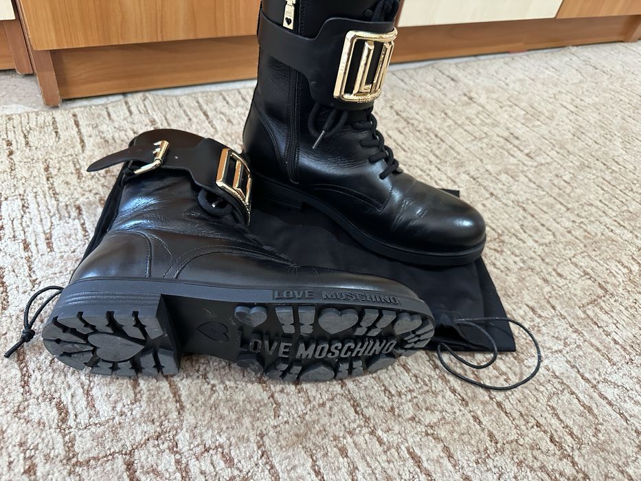 Love moschino боти