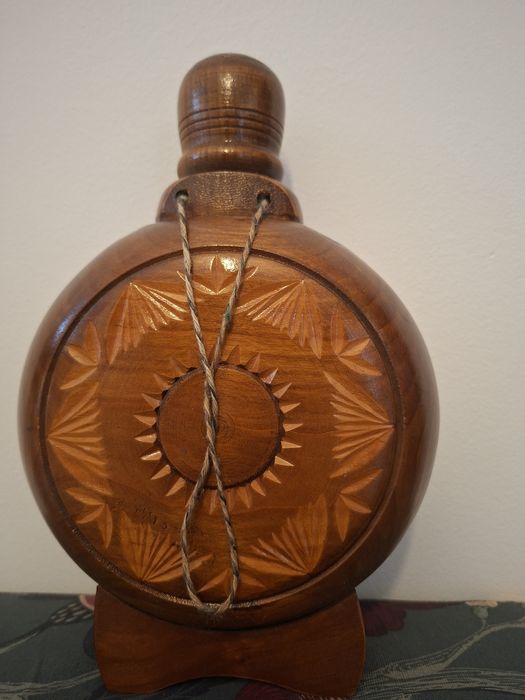 Plosca veche din lemn, cu sticla în interior. Stare impecabila!