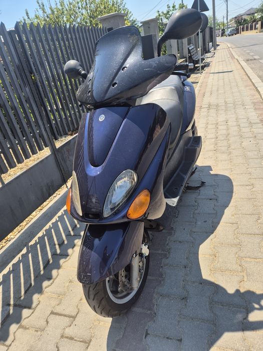 Vand scuter Yamaha majesty 150cm3. Înmatriculat. Pornește dar are probleme carburator. Îl vand in lipsa de timp pentru el .