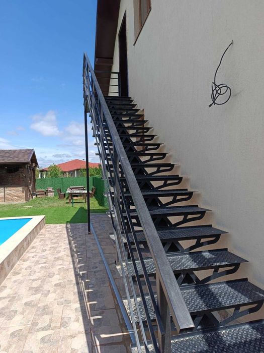 Къща с басейн в самостоятелен двор 405 м2