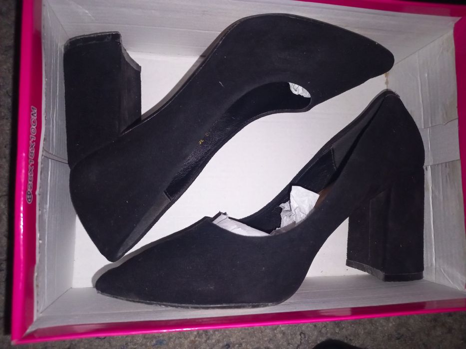 Аяқ уиймлер сатылады тапочка 38 разм қалған лары 35 раз таза жагдаи да