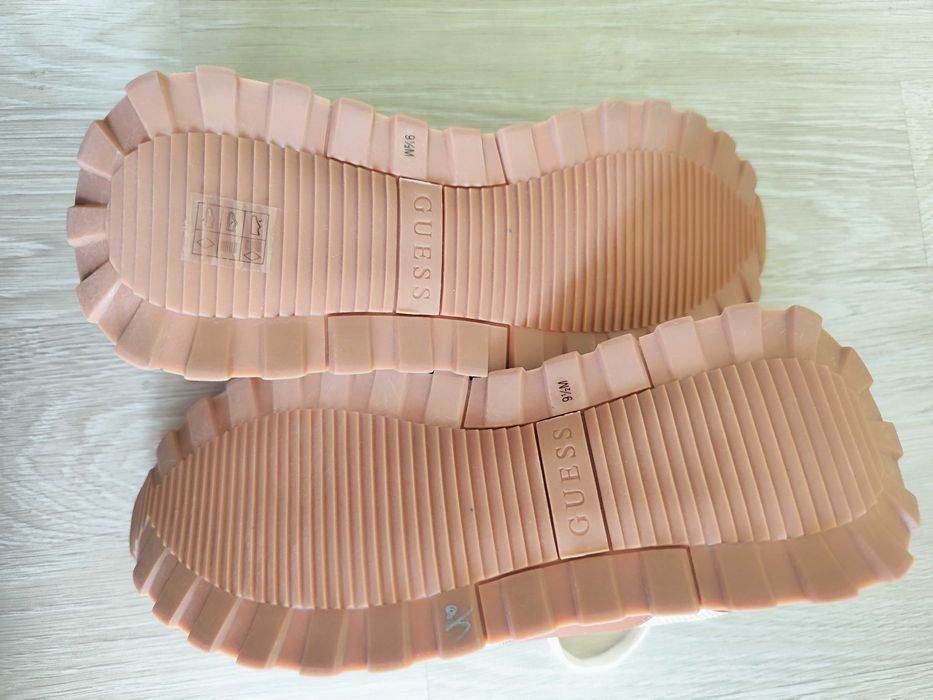 Нови оригинални спортни обувки Guess